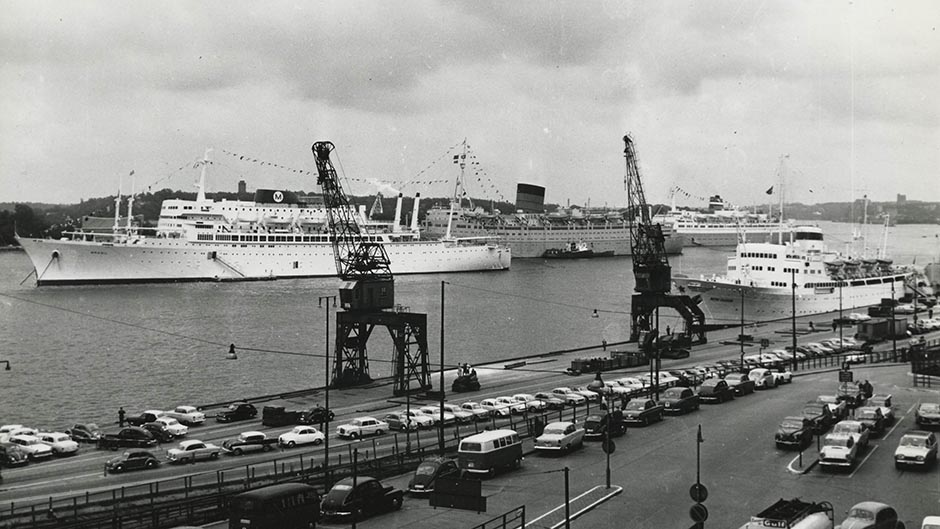 M/s Brasil, t/s Caronia och Staatendam på Strömmen. Vid kajen ligger Maria Ulianova förtöjd. 1964.