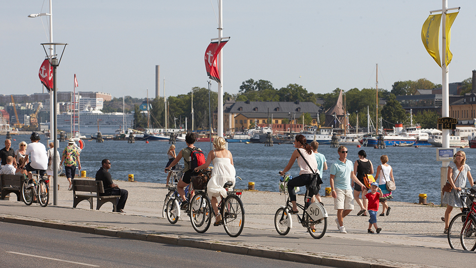 Cyklister och flanörer vid innerstadskaj