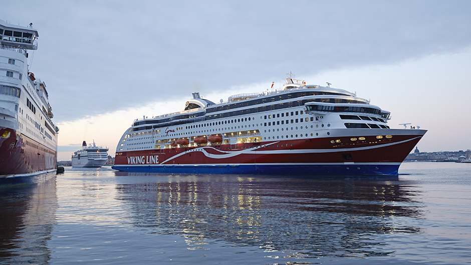 Viking Lines LNG-fartyg Viking Grace lägger ut från Stadsgården