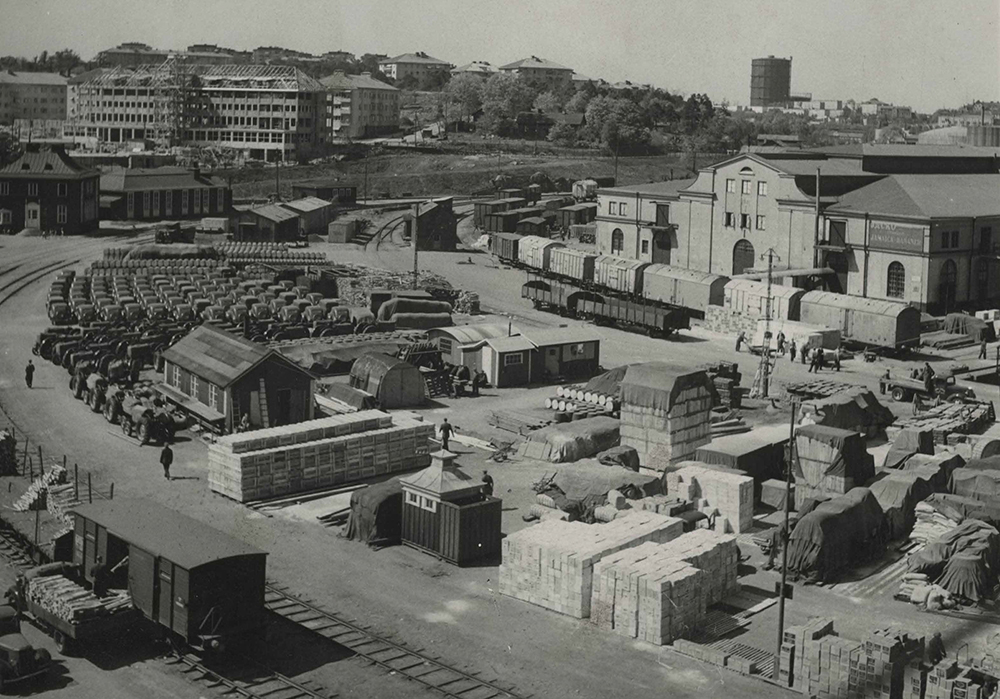 Frihamnen 1947: Kajlagring - Magasin 1 syns i bakgrunden.